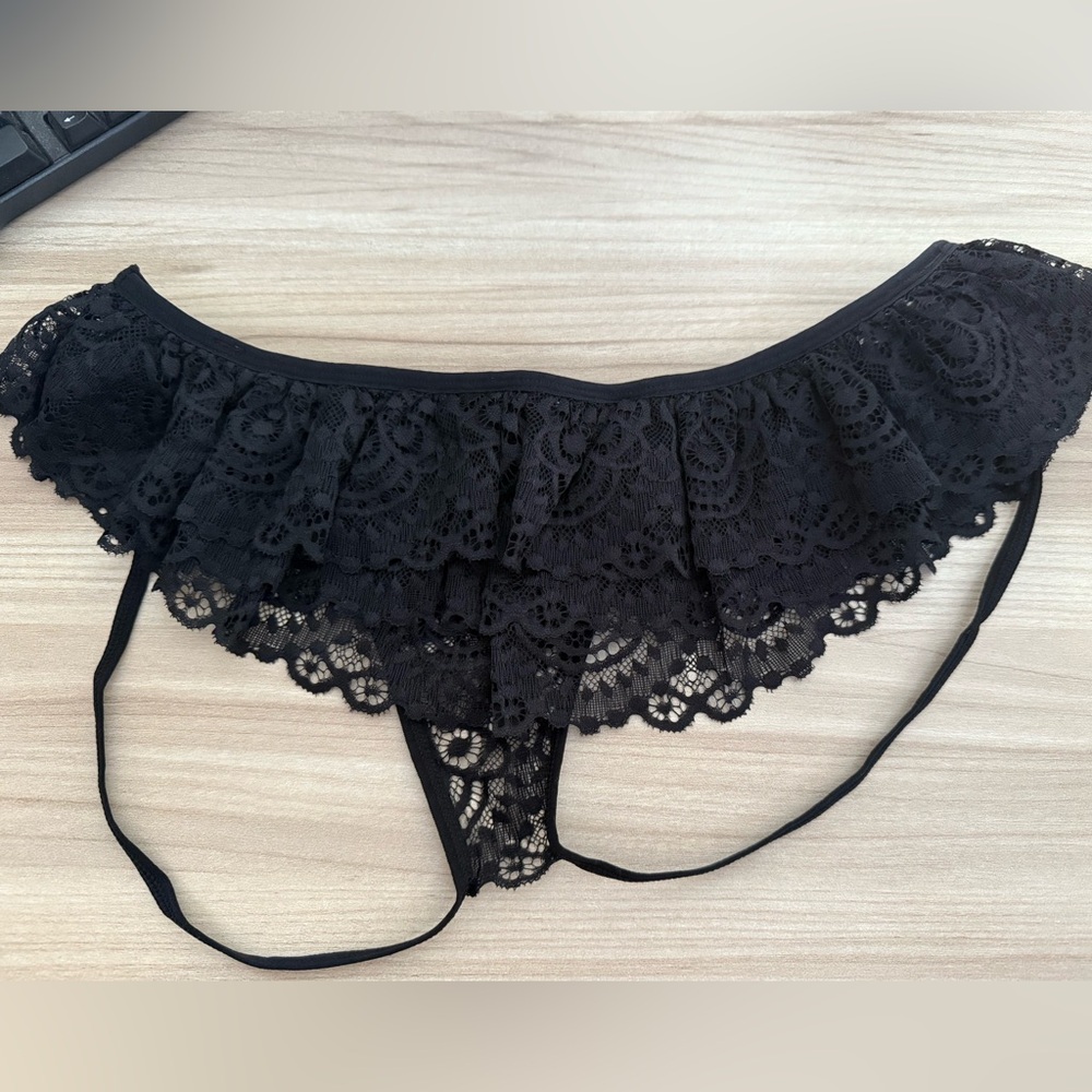 Frederick’s of Hollywood ‘Idelle’ Black Lace Ruffle Thong – NWT (1X)